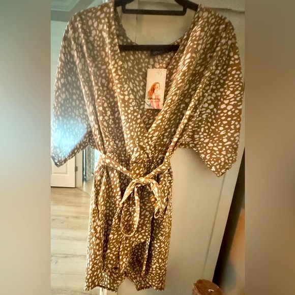 Pants - Never-worn with tags Short-sleeved silk feeling romper